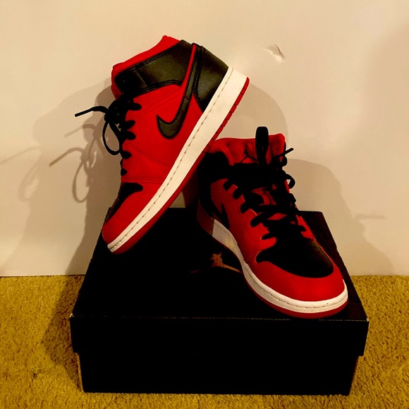 Big kids air jodan 1 mid GS. - Picture 5 of 5